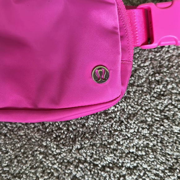Lululemon everywhere belt bag- sonic pink - Picture 2 of 4
